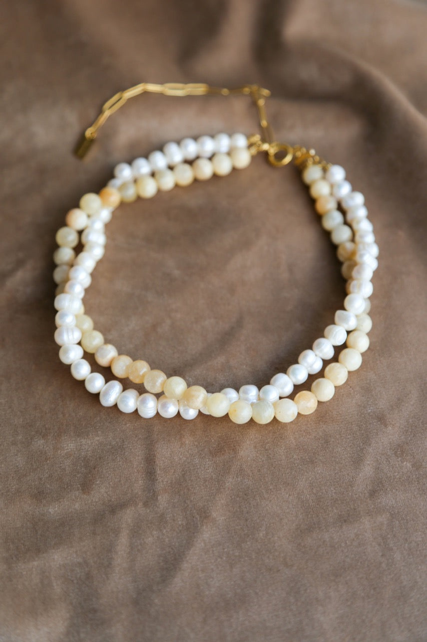 Colar Curto em Aço Duplo com Pérolas Naturais e Pedras Quartzo Cremes