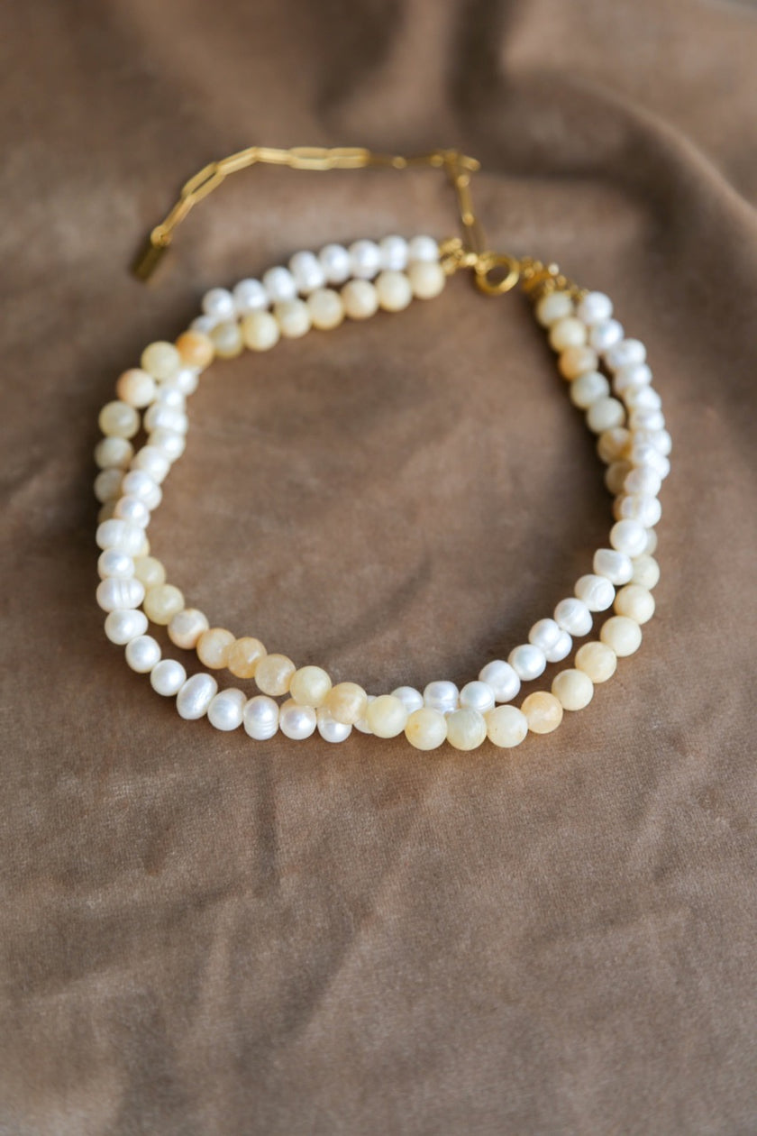 Colar Curto em Aço Duplo com Pérolas Naturais e Pedras Quartzo Cremes