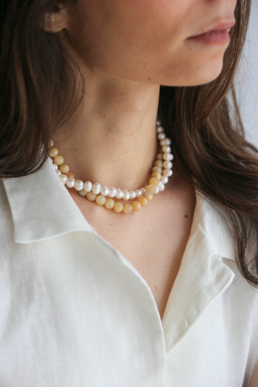 Colar Curto em Aço Duplo com Pérolas Naturais e Pedras Quartzo Cremes