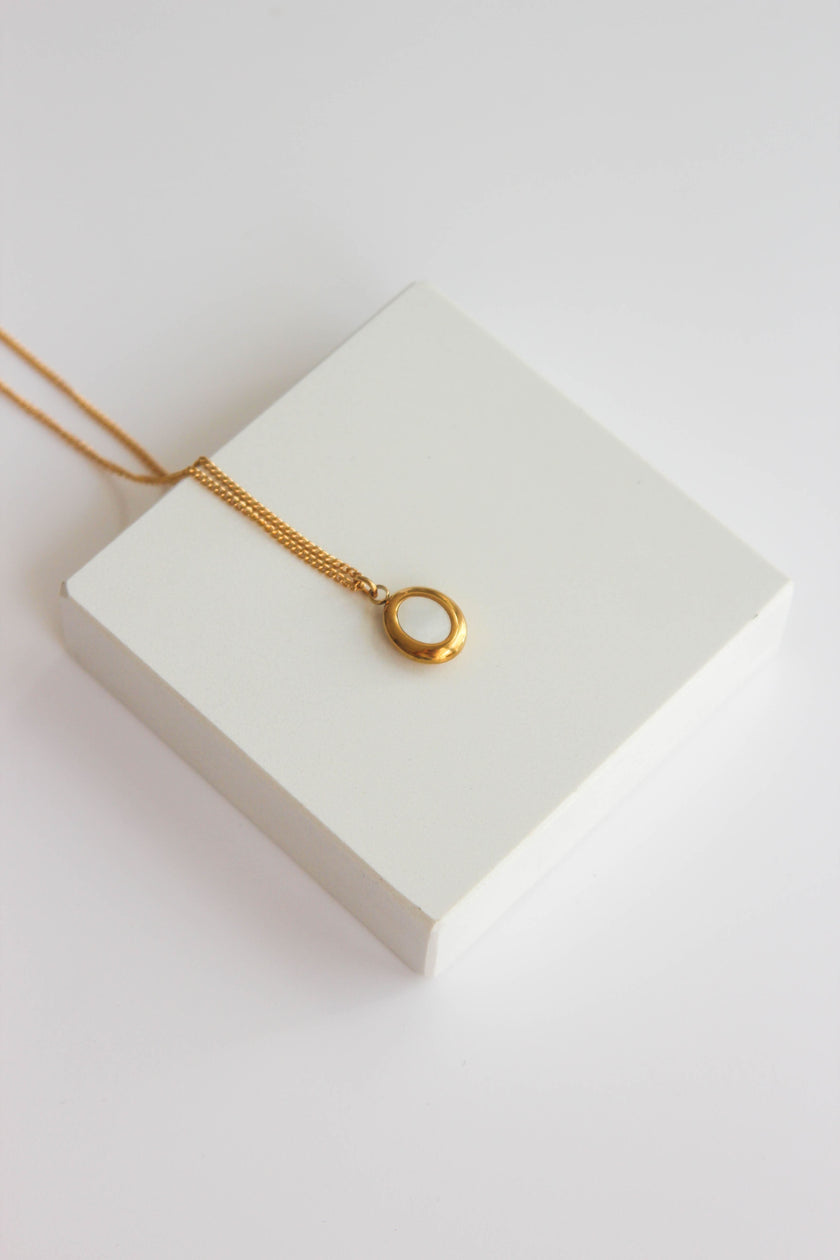 Colar em Aço com Pendente Oval Pequenino Madrepérola