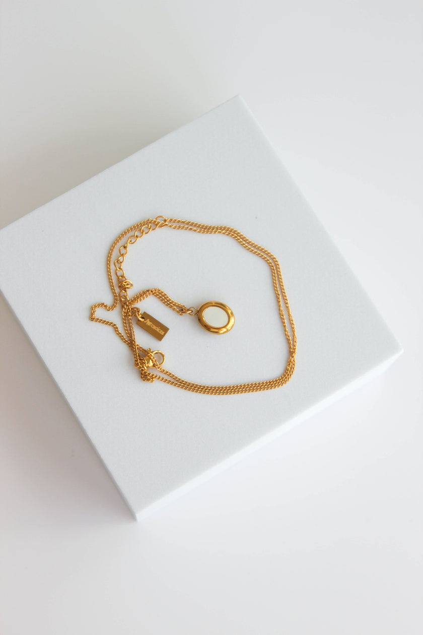 Colar em Aço com Pendente Oval Pequenino Madrepérola