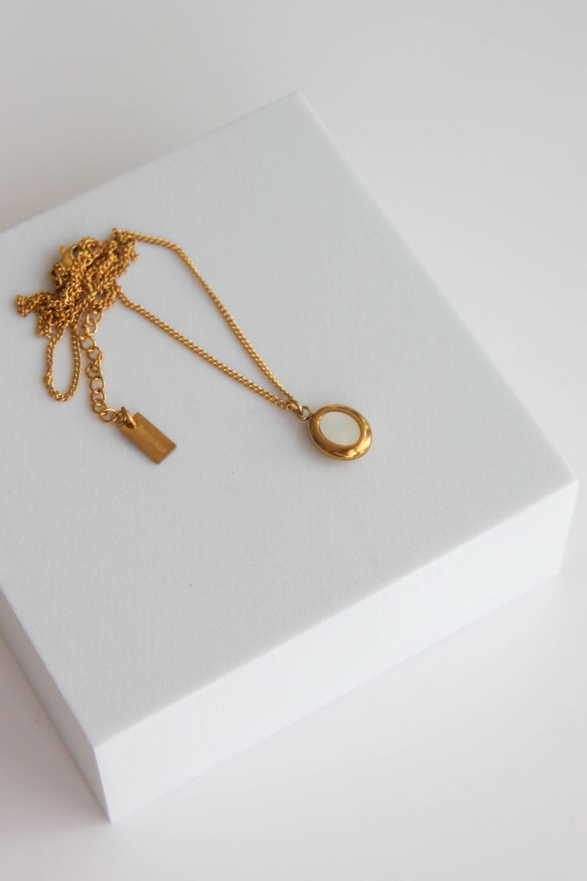 Colar em Aço com Pendente Oval Pequenino Madrepérola