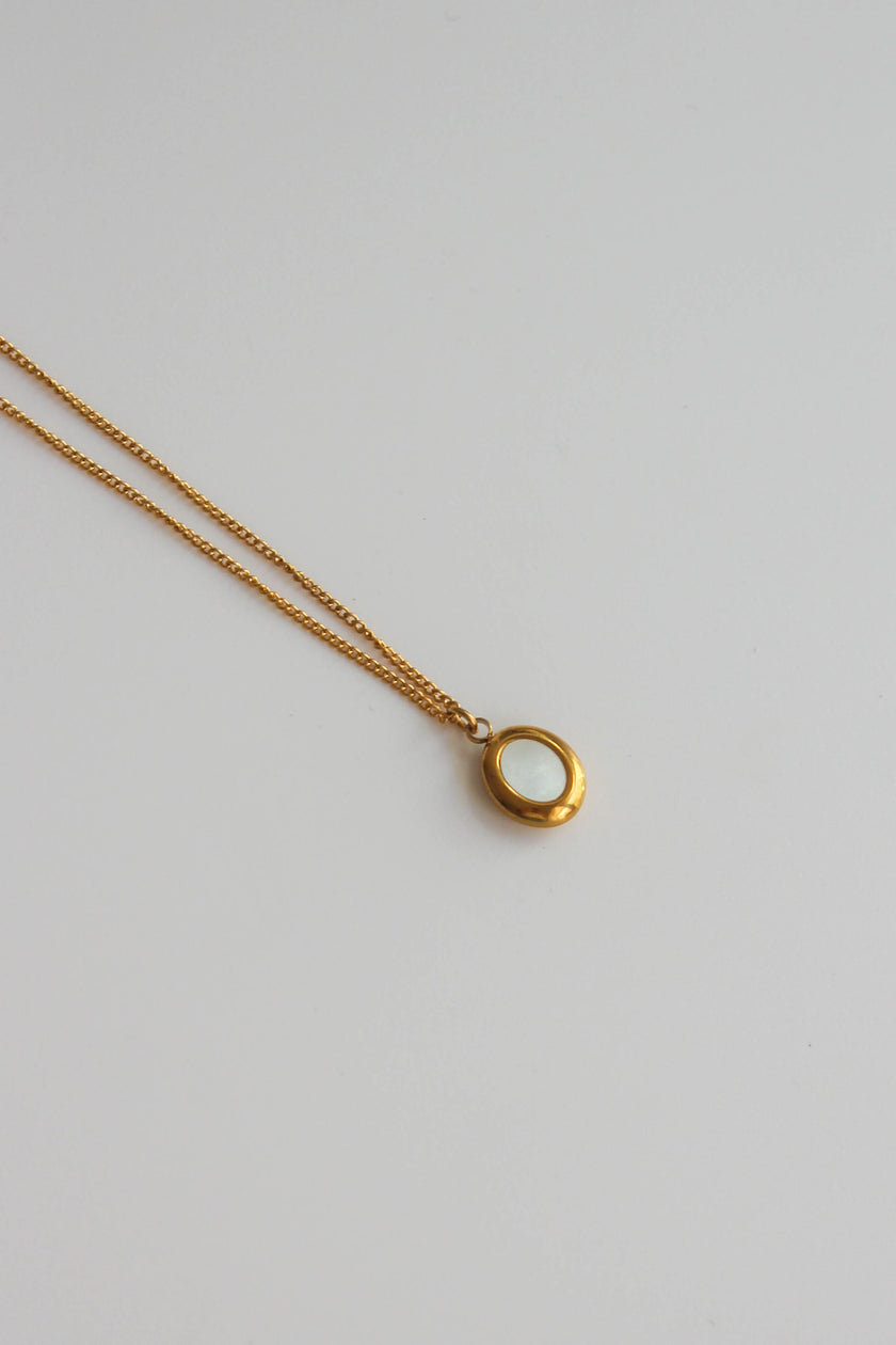 Colar em Aço com Pendente Oval Pequenino Madrepérola