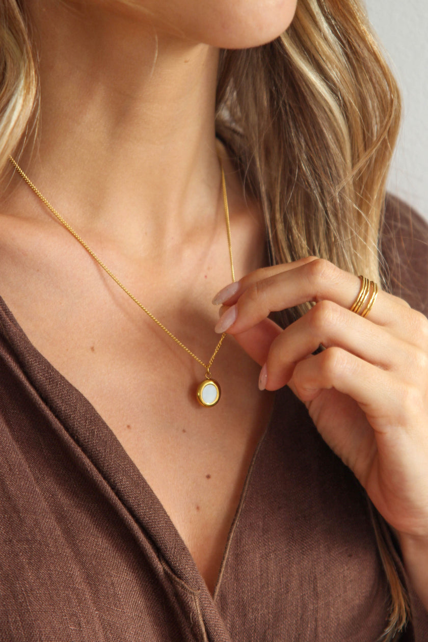 Colar em Aço com Pendente Oval Pequenino Madrepérola