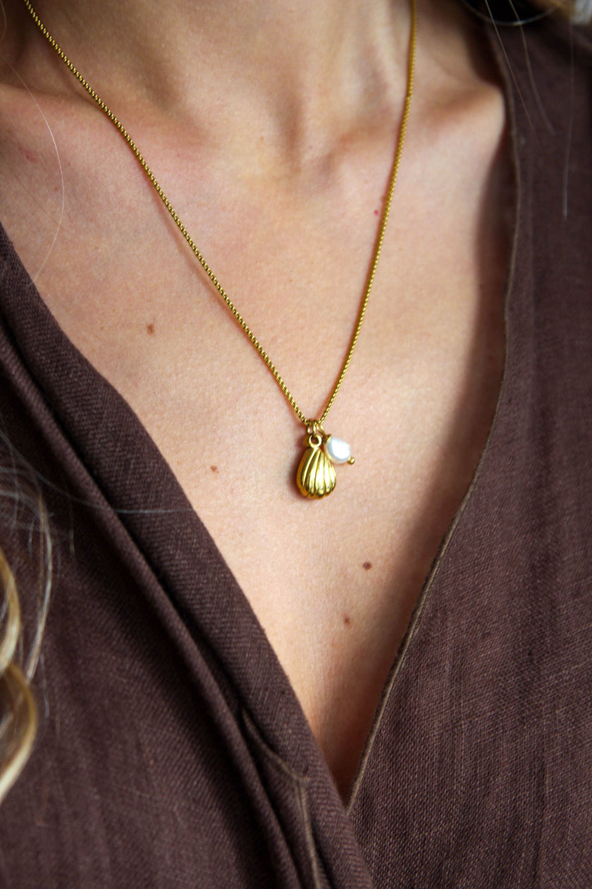 Colar em Aço com Pendente Trabalhado e Pérola