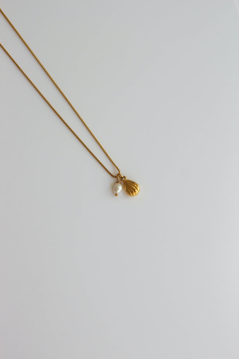 Colar em Aço com Pendente Trabalhado e Pérola