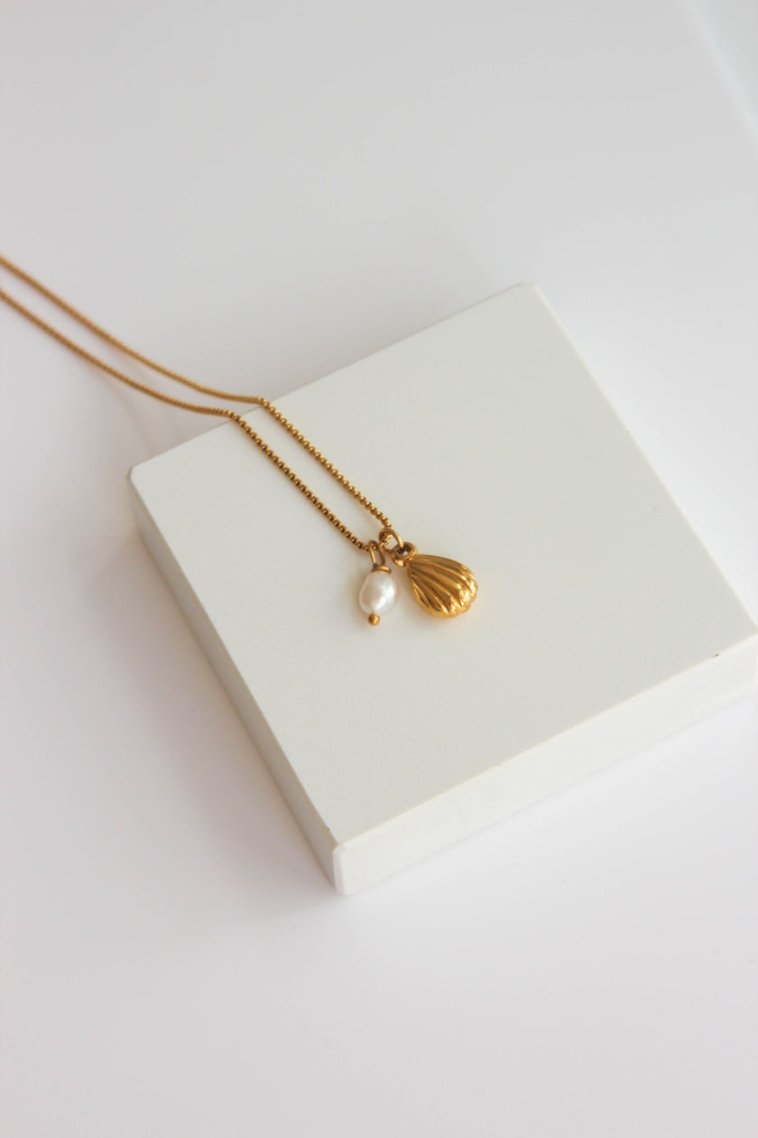 Colar em Aço com Pendente Trabalhado e Pérola