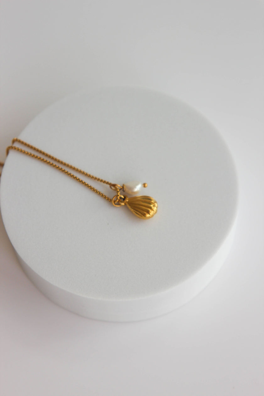 Colar em Aço com Pendente Trabalhado e Pérola