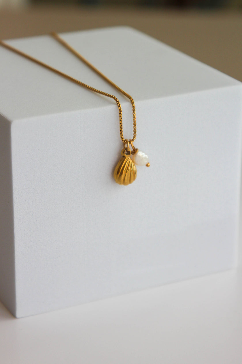 Colar em Aço com Pendente Trabalhado e Pérola