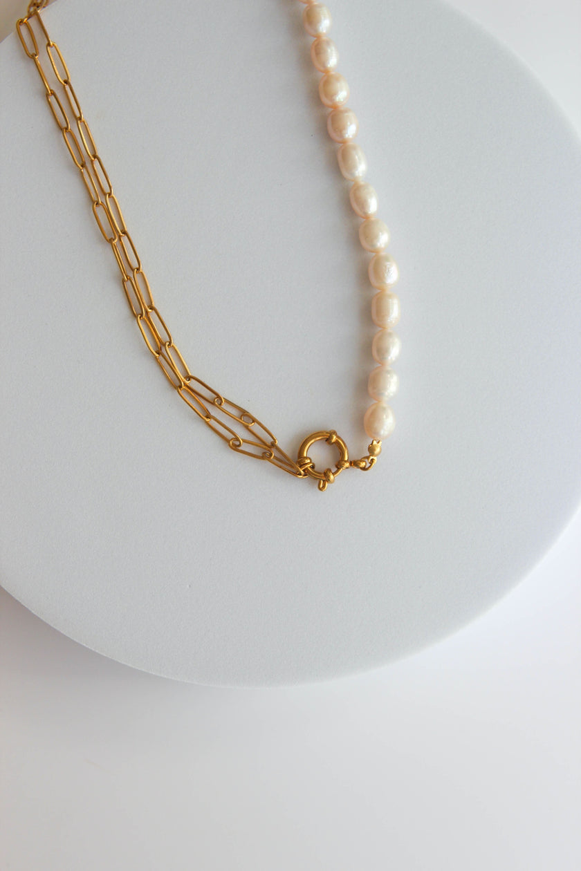 Colar em Aço Dourado Versátil com Pérolas Naturais e Fecho Circular