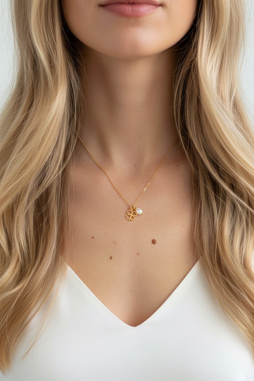 Colar em Aço com Trevo de Quatro Folhas e Pérola em Dourado ou Prateado