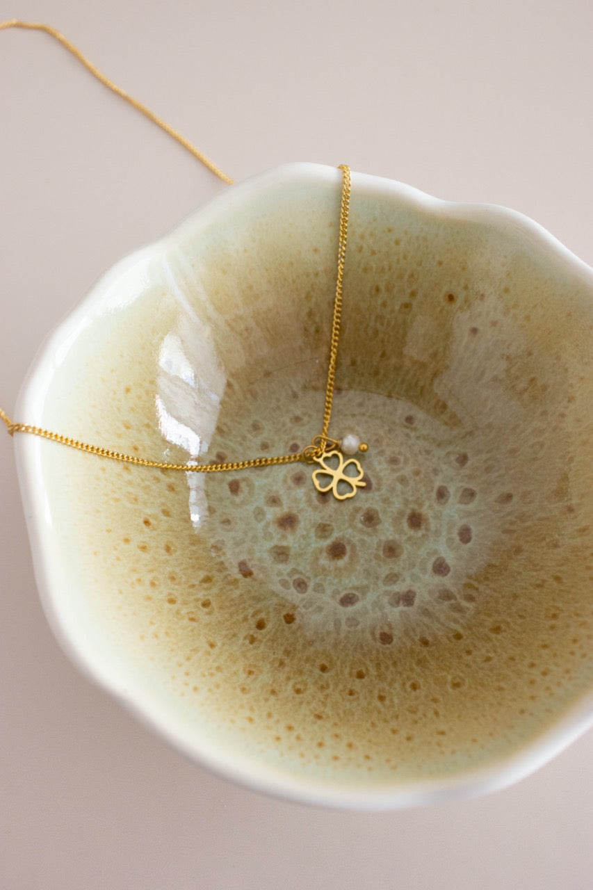 Colar em Aço com Trevo de Quatro Folhas e Pérola em Dourado ou Prateado