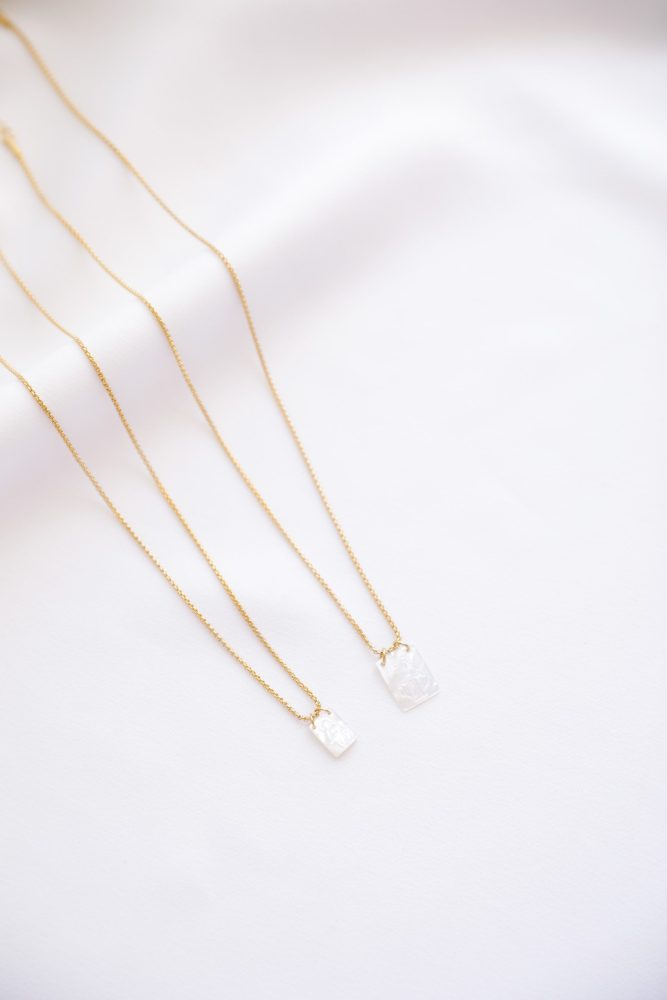 Colares em Aço Dourados com Madrepérolas com Santa