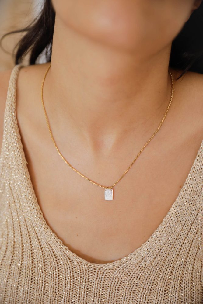 Colares em Aço Dourados com Madrepérolas com Santa