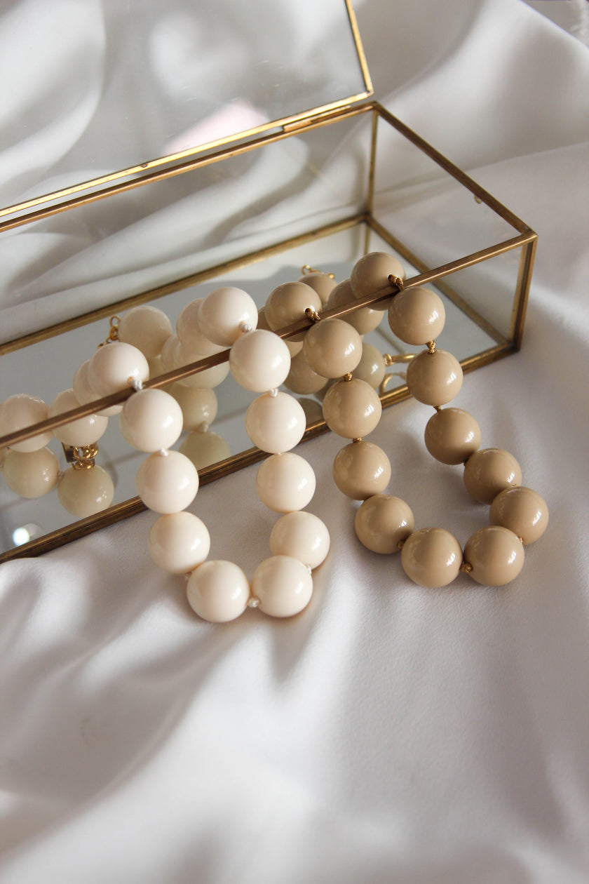 Colares com Bolas Grandes em Resina Cremes e Beges