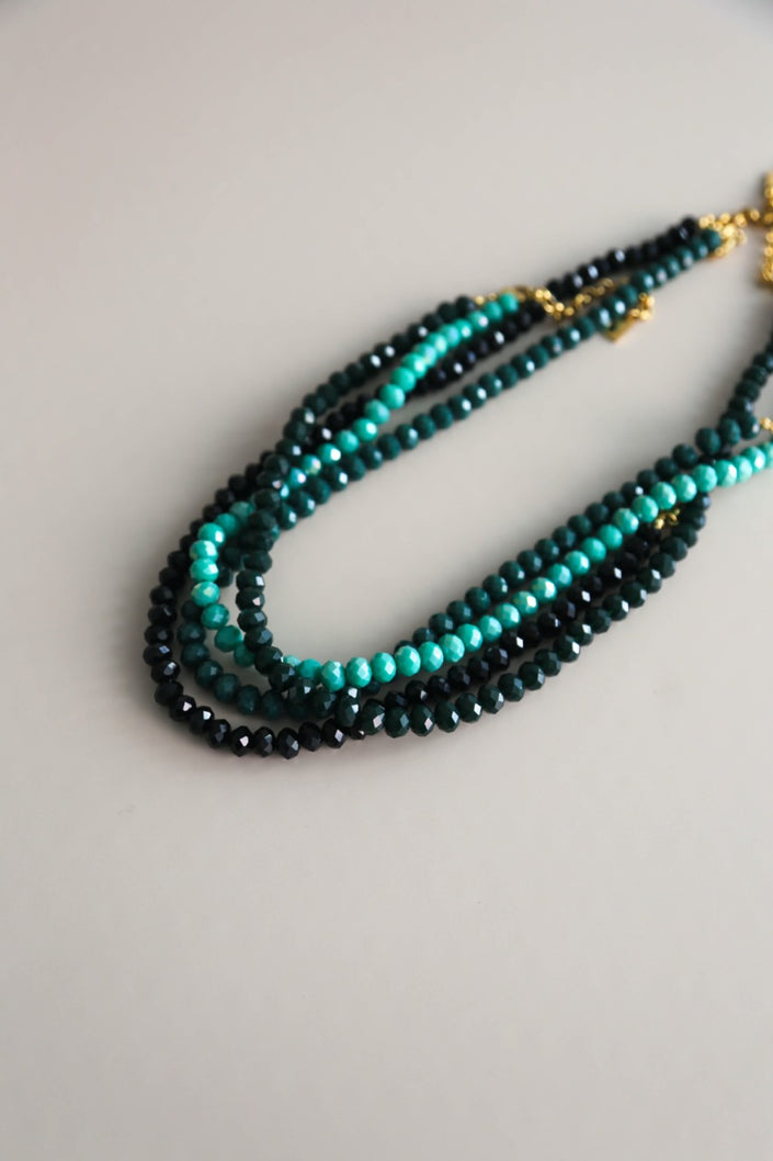 Colares de Cristal Coloridos com Tons Verdes