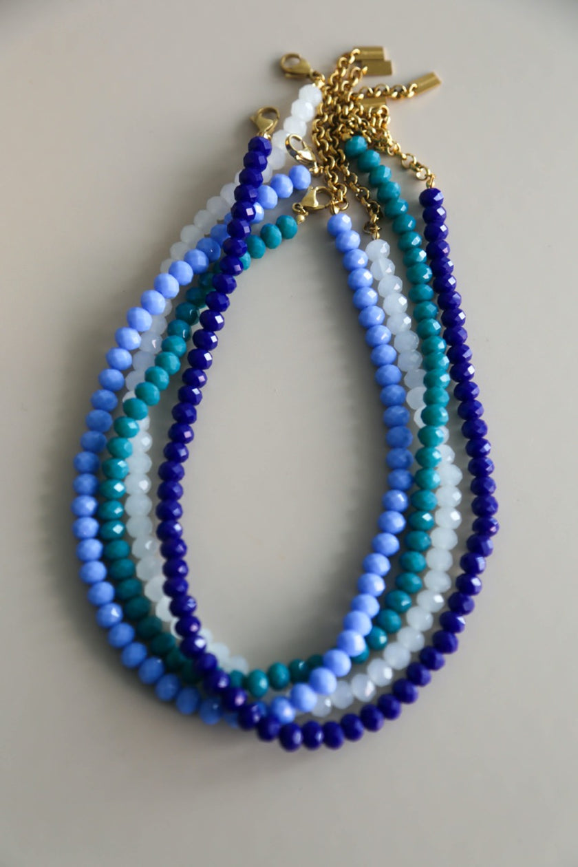 Colares de Cristal Coloridos em Tons Azuis