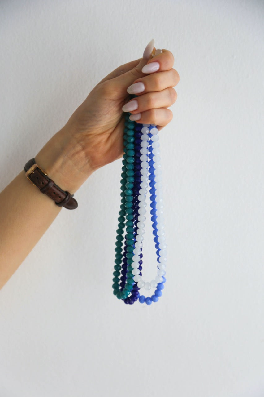 Colares de Cristal Coloridos em Tons Azuis