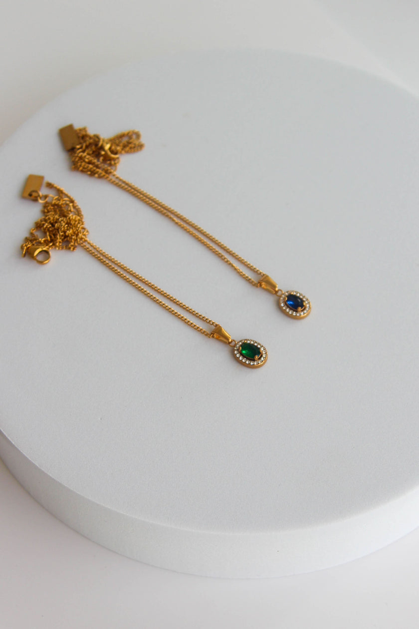Colares em Aço Dourados com Pendentes Verde e Azul e Brilhantes à volta