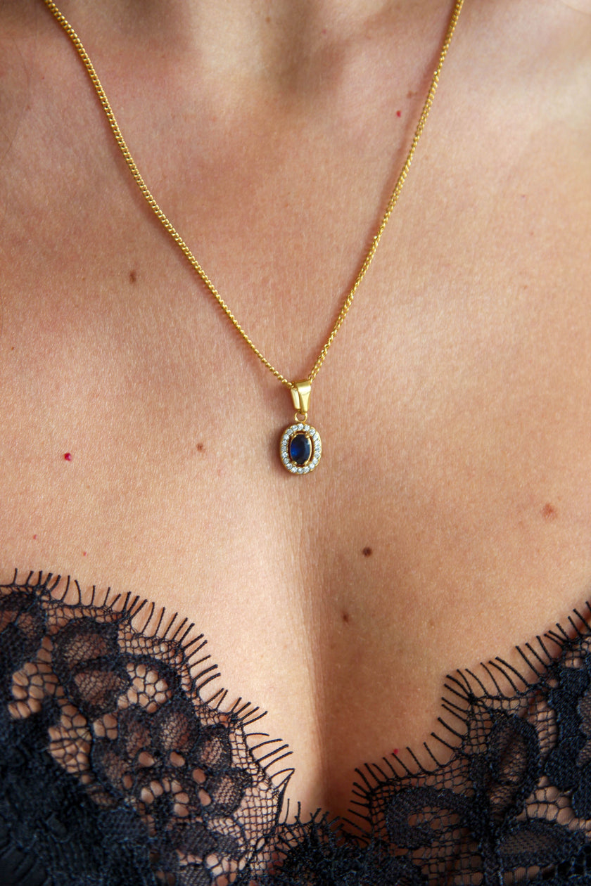 Colares em Aço Dourados com Pendentes Verde e Azul e Brilhantes à volta