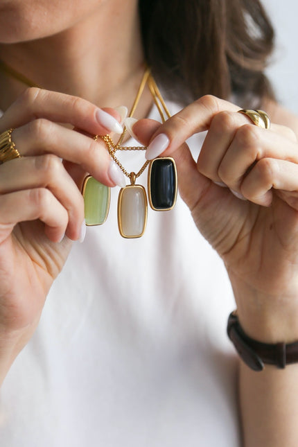 Colares em Aço com Pendentes Verde, Preto e Creme