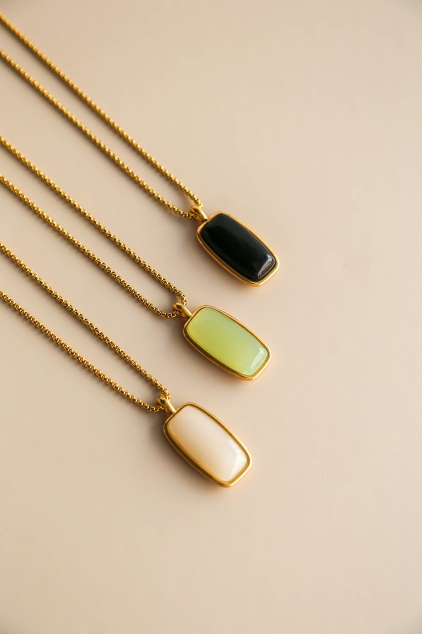 Colares em Aço com Pendentes Verde, Preto e Creme