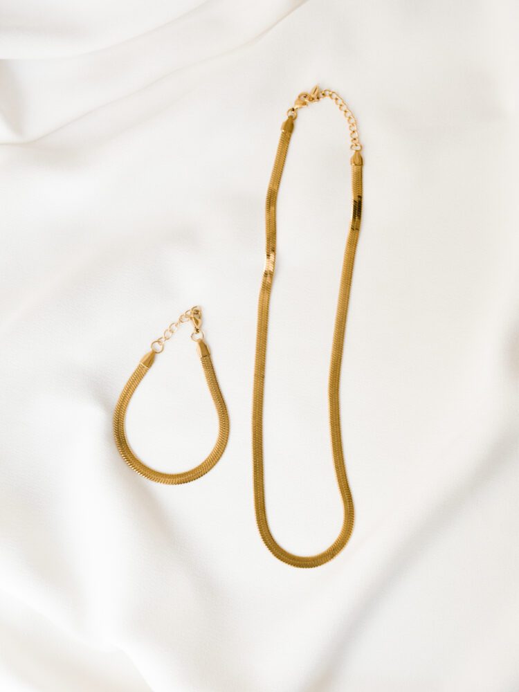 Conjunto em Aço Colar e Pulseira Achatada em Dourado