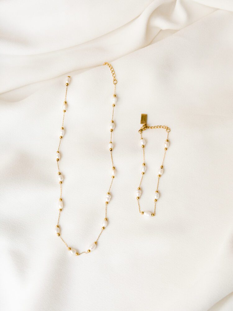 Conjunto em Aço Dourado com Esferas e Pérolas Pequenas na Malha