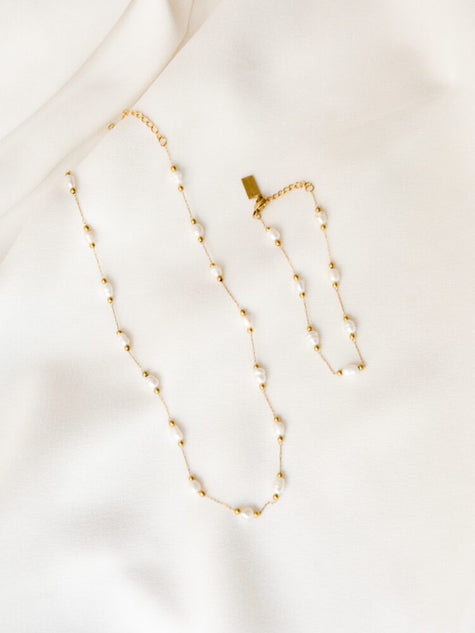 Conjunto em Aço Dourado com Esferas e Pérolas Pequenas na Malha
