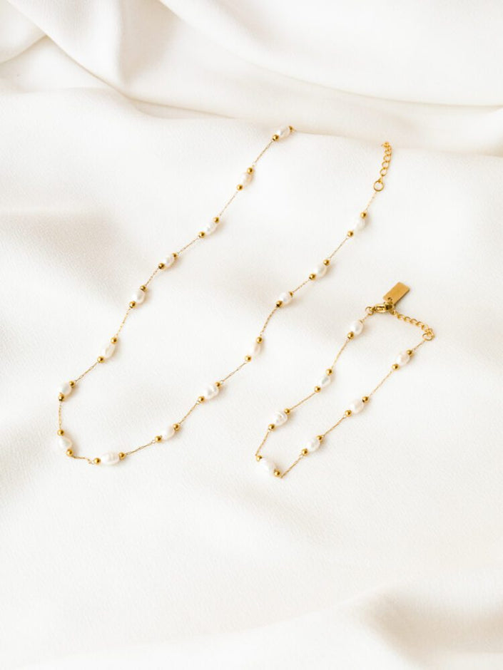 Conjunto em Aço Dourado com Esferas e Pérolas Pequenas na Malha