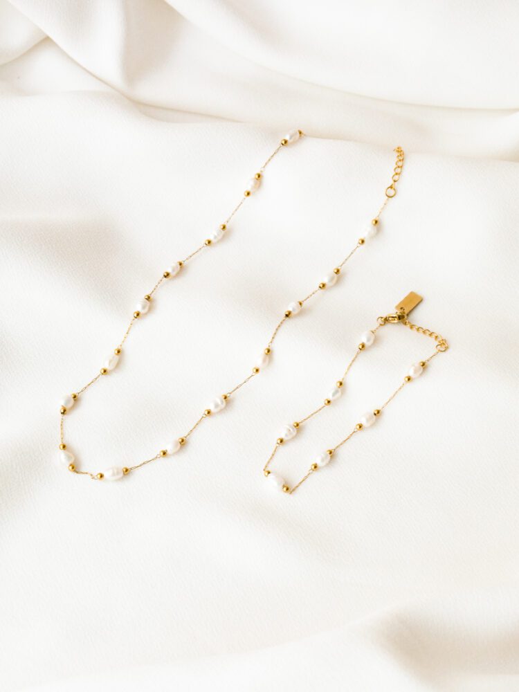 Conjunto em Aço Dourado com Esferas e Pérolas Pequenas na Malha