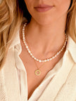 Conjunto de 2 Colares: Colar de Pérolas e Colar com Pendente Coroa Entrançada