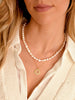 Conjunto de 2 Colares: Colar de Pérolas e Colar com Pendente Coroa Entrançada