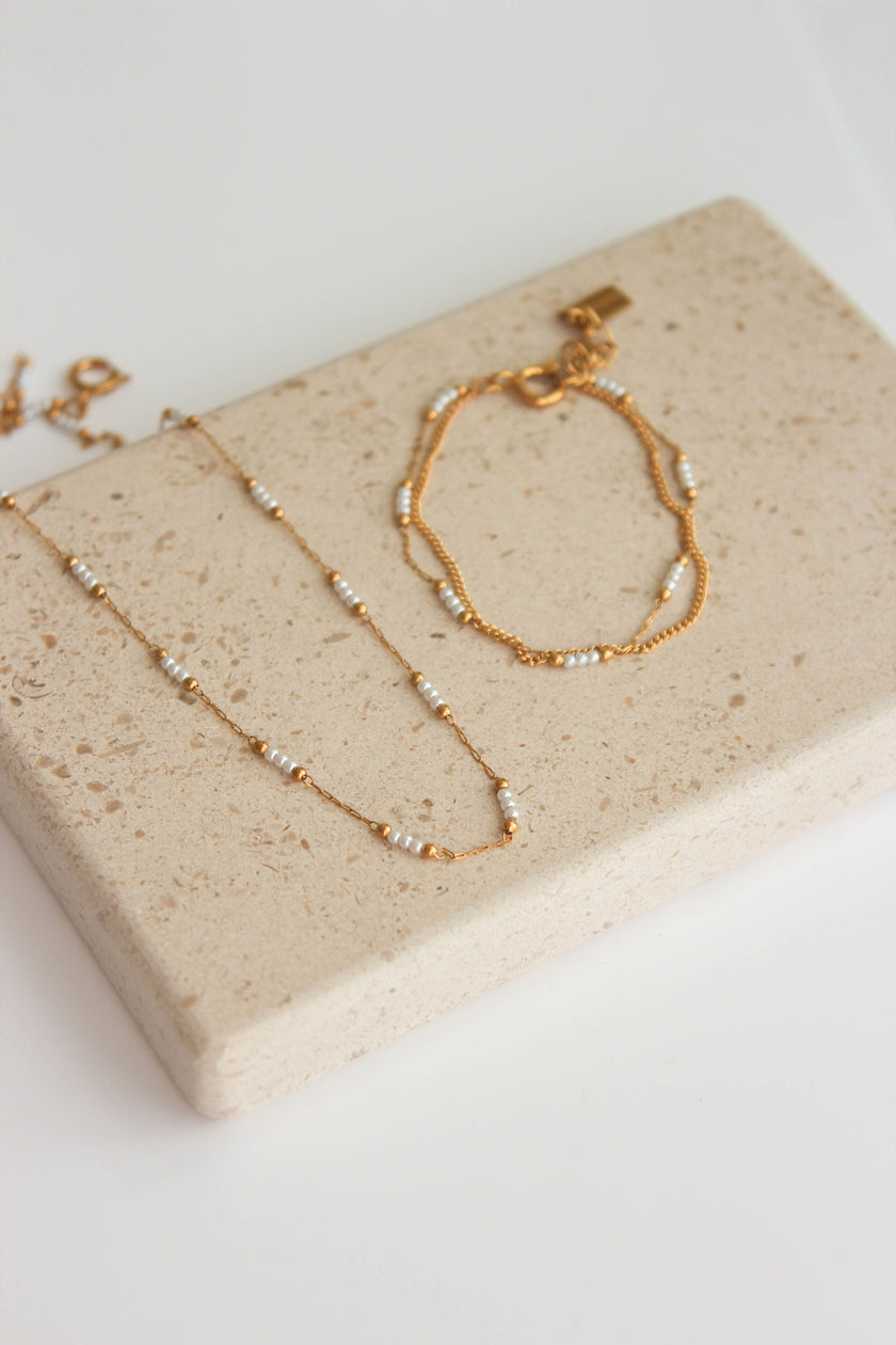 Conjunto Colar e Pulseira de Esferas e Pérolas Pequeninas