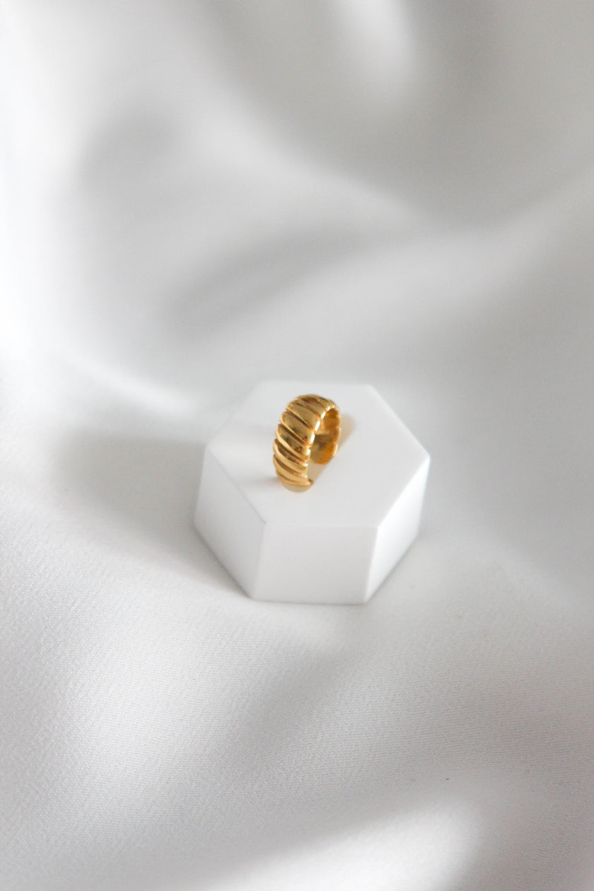 Earcuff em Aço Dourado Trabalhado