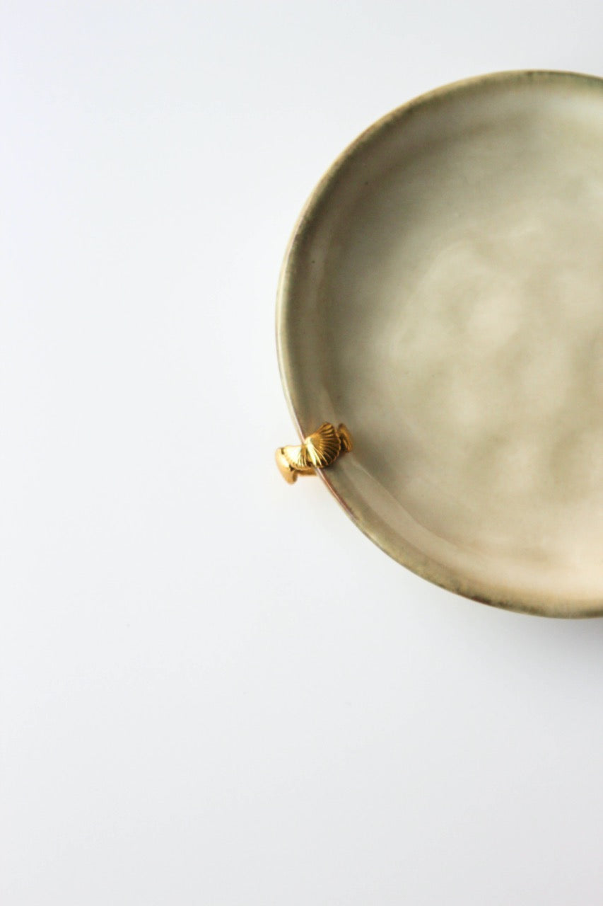 Earcuff em Aço Dourado com Conchas