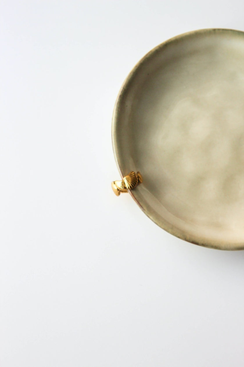 Earcuff em Aço Dourado com Conchas