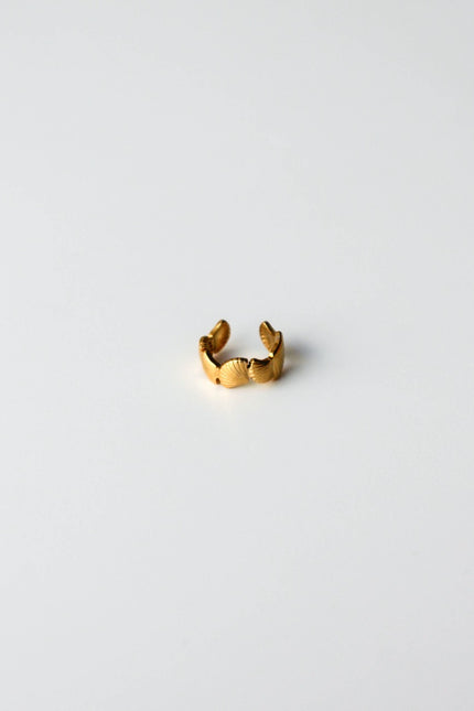 Earcuff em Aço Dourado com Conchas