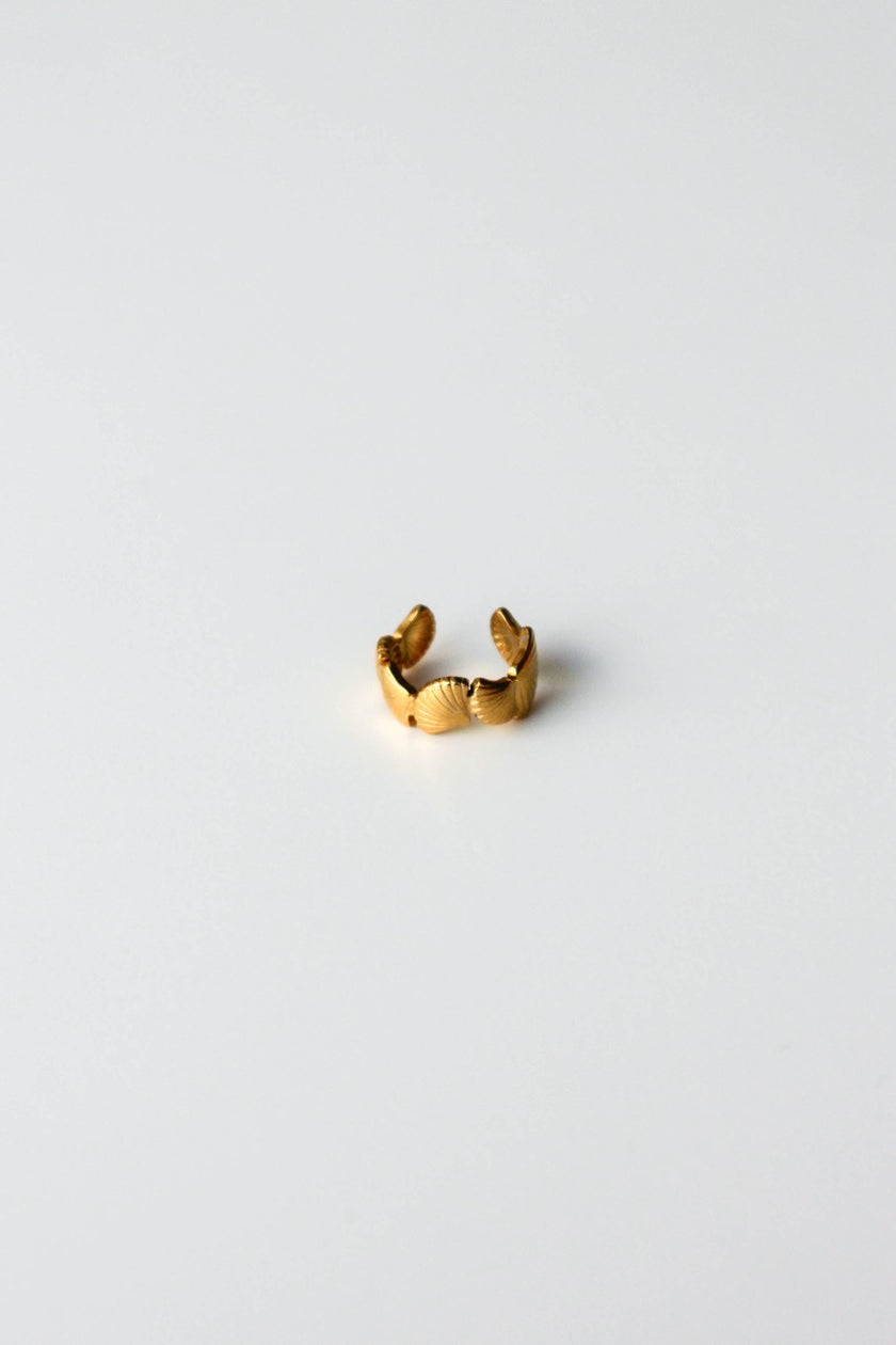Earcuff em Aço Dourado com Conchas