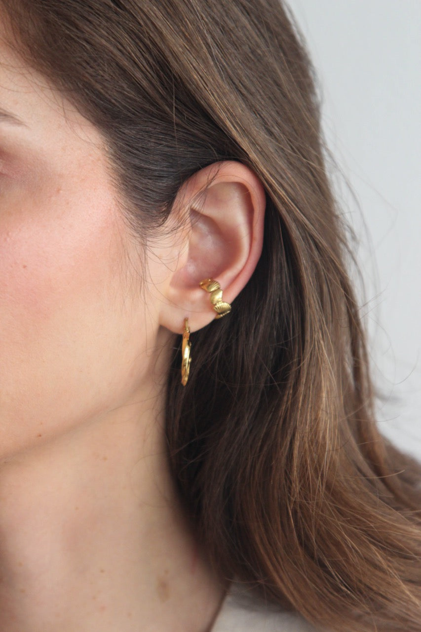 Earcuff em Aço Dourado com Conchas