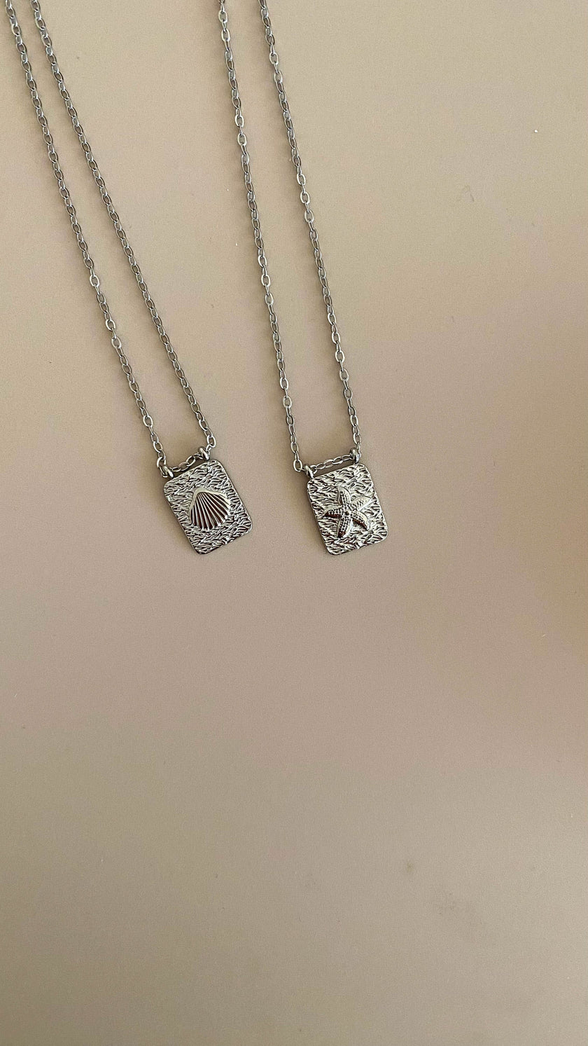 Escapulário em Aço Dourado 2 em 1 com Concha e Estrela do Mar