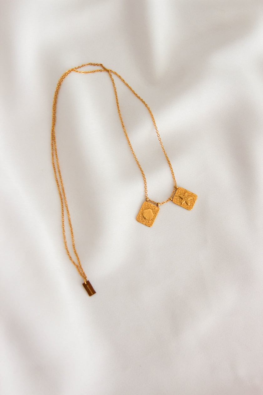 Escapulário em Aço Dourado 2 em 1 com Concha e Estrela do Mar