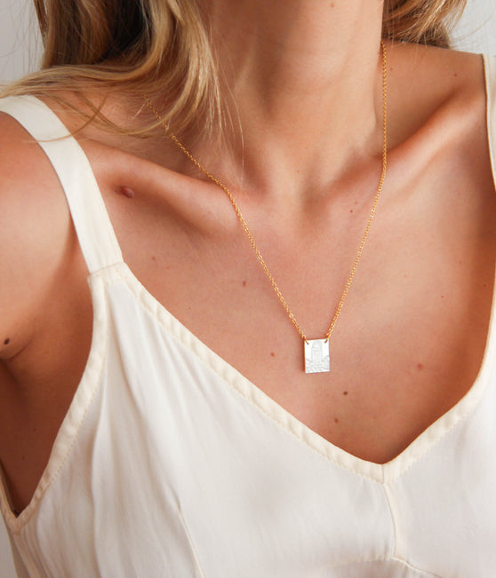 Escapulário em Aço com Pendente de Madrepérola com Nossa Senhora de Fátima