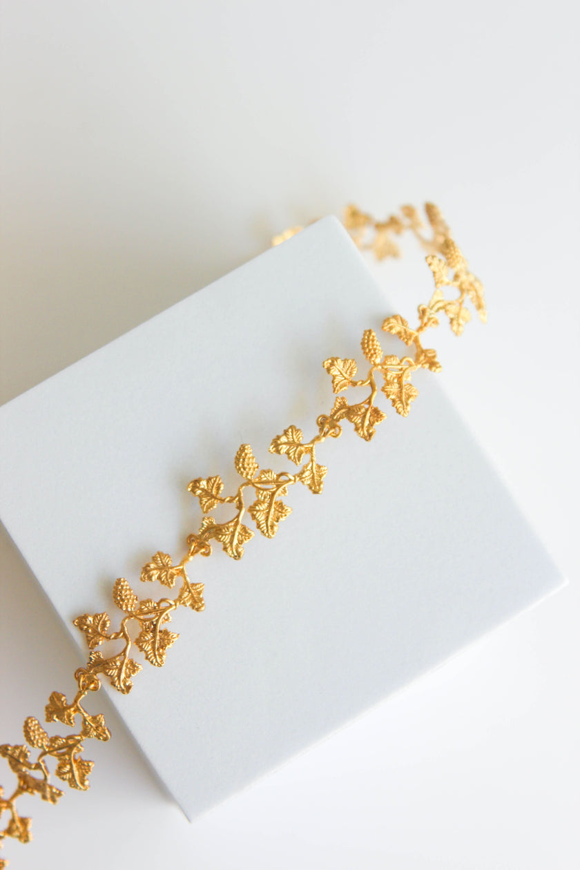 Gargantilha Dourada Floral em Latão