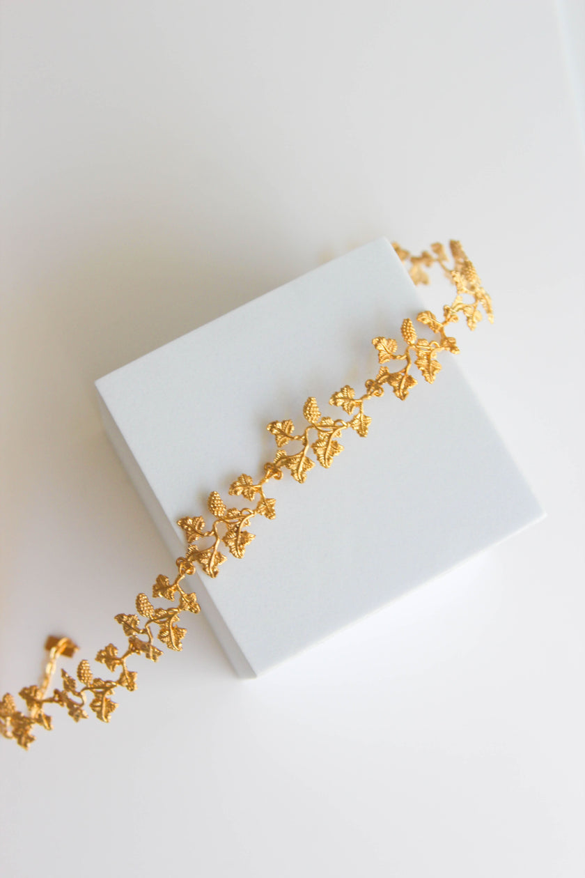 Gargantilha Dourada Floral em Latão