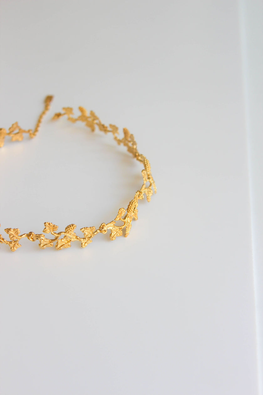 Gargantilha Dourada Floral em Latão