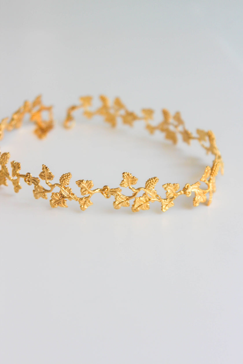 Gargantilha Dourada Floral em Latão
