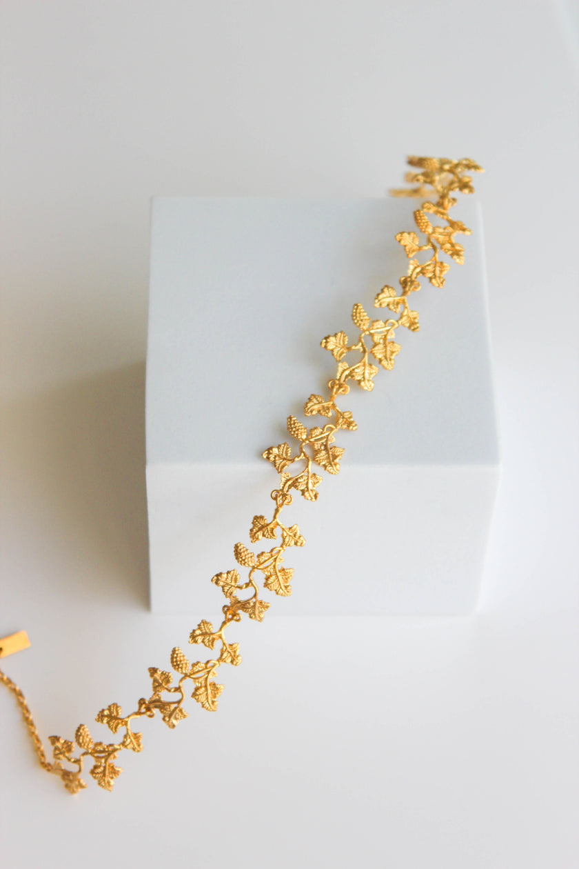 Gargantilha Dourada Floral em Latão