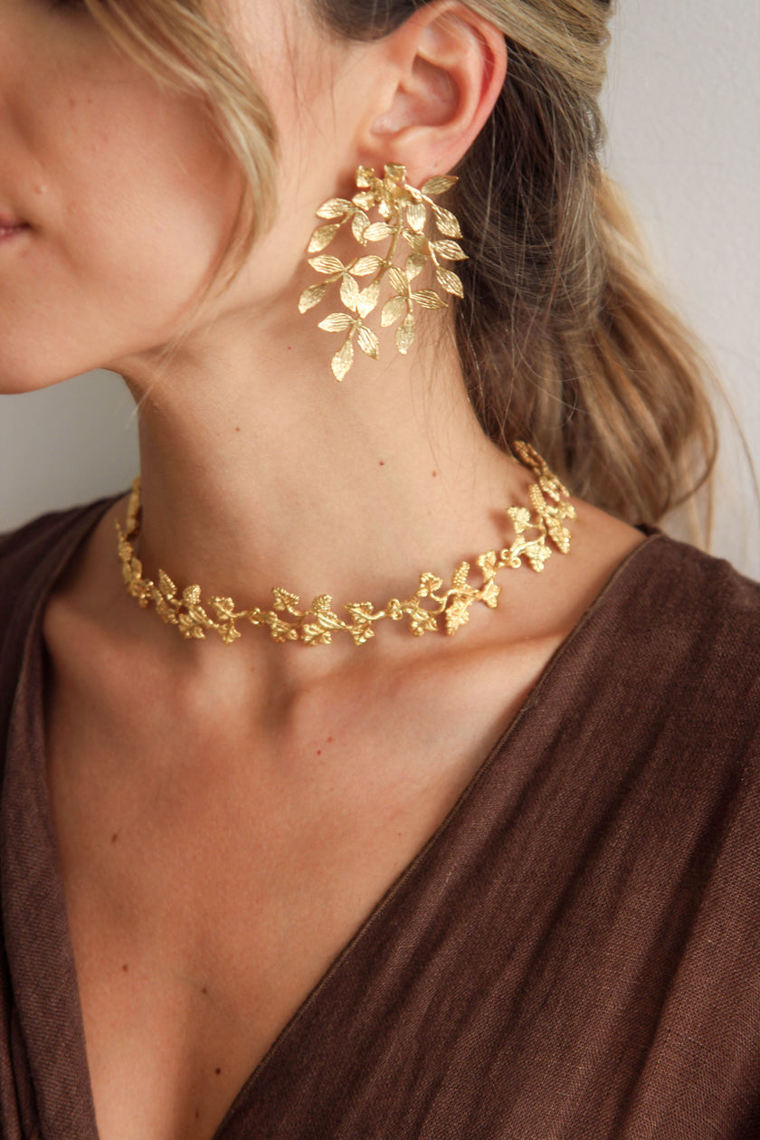 Gargantilha Dourada Floral em Latão