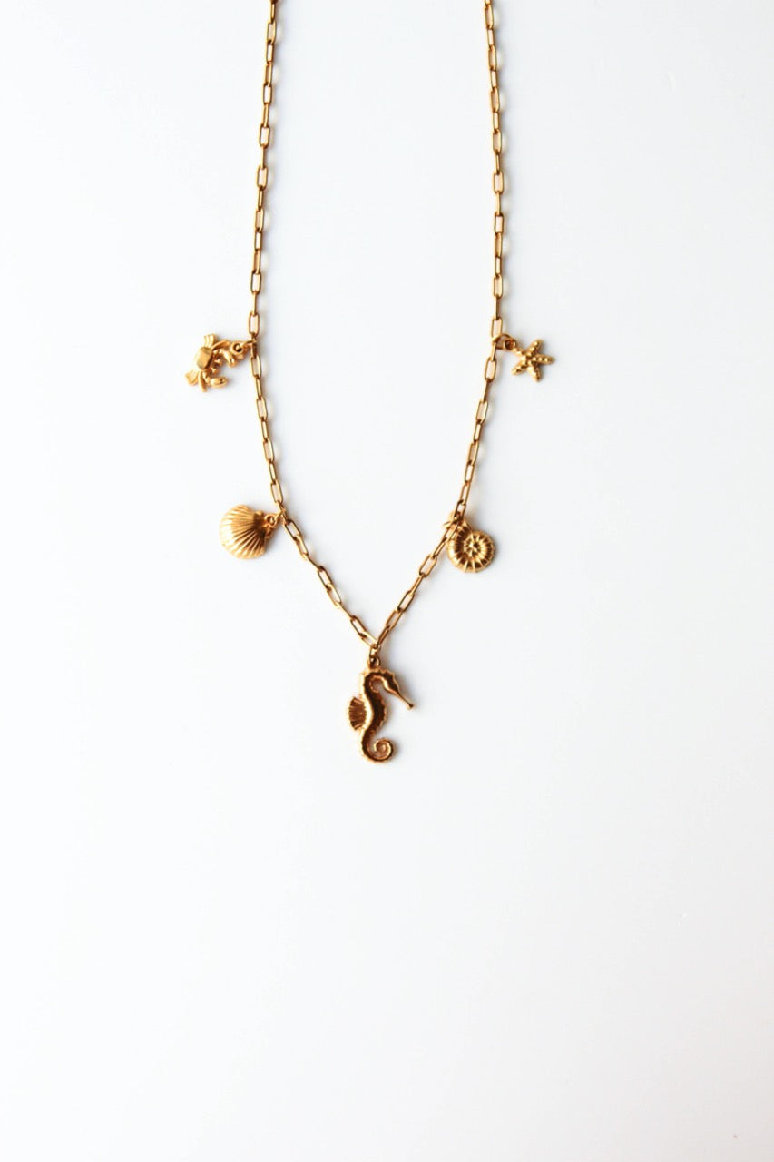 Charm Necklace Minimalista com Elementos Marinhos